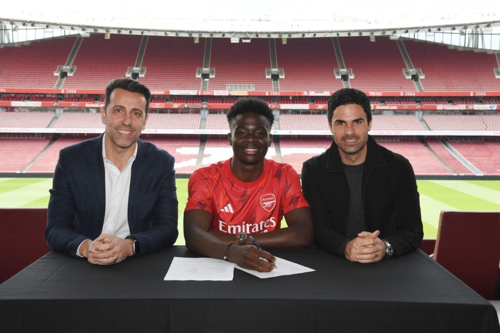 Bukayo Saka firmó un nuevo contrato a largo plazo con el Arsenal
